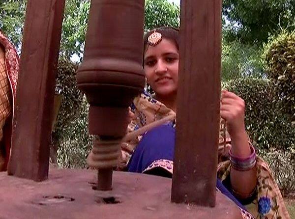 ਦੁੱਧ ਰਿੜਕਦੀ ਮੁਟਿਆਰ।