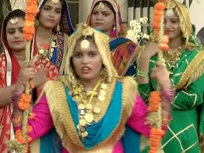 ਪੀਂਘ ਝੂਟਦੀਆਂ ਮੁਟਿਆਰਾਂ