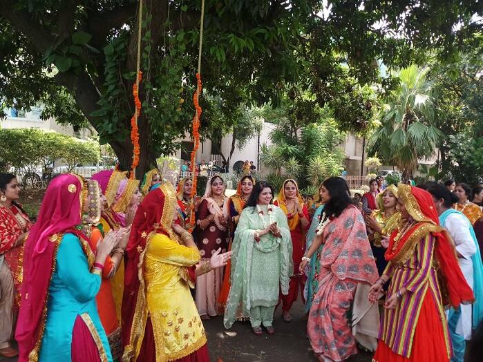 ਰਵਾਇਤੀ ਪਹਿਰਾਵੇ 'ਚ ਸੱਜੀਆਂ ਵਿਦਿਆਰਥਣਾਂ ਸੱਭਿਆਚਾਰ ਦੀ ਝਲਕ ਬਾਖੂਬੀ ਪੇਸ਼ ਕਰ ਰਹੀਆਂ ਸਨ। ਇਸ ਮੌਕੇ ਕੁੜੀਆਂ ਨੇ ਗਿੱਧਾ 'ਤੇ ਬੋਲੀਆਂ ਪਾ ਕੇ ਖੂਬ ਰੌਣਕਾਂ ਲਾਈਆਂ।