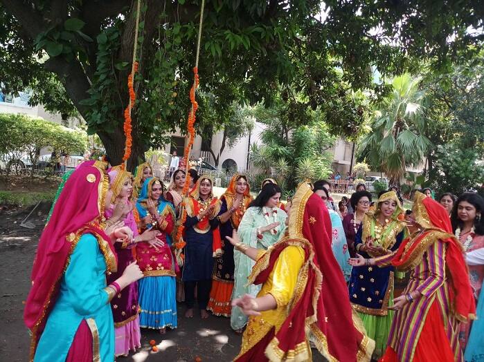  ਵਿਦਿਆਰਥਣਾਂ ਦੇ ਨਾਲ-ਨਾਲ ਅਧਿਆਪਕਾਵਾਂ ਨੇ ਵੀ ਪੈਂਦੇ ਛਣਕਾਟੇ ਦਾ ਲਾਹਾ ਲੈਂਦਿਆਂ ਗਿੱਧਾ ਪਾਇਆ।