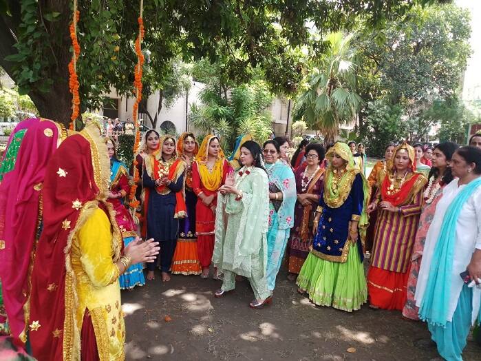 ਵੇਖੋ ਗਿੱਧੇ ਵਿੱਚ ਧਮਾਲਾਂ ਪਾਉਂਦੀਆਂ ਬੀਬੀਕੇ ਡੀਏਵੀ ਕਾਲਜ ਦੀਆਂ ਮੁਟਿਆਰਾਂ ਦੀਆਂ ਤਸਵੀਰਾਂ।