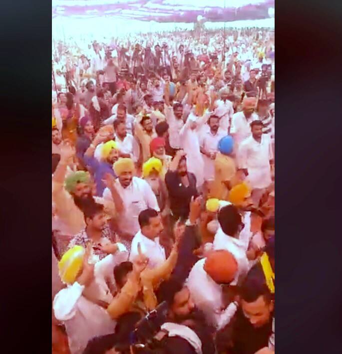 ਖਰੜ ਤੋਂ ਵਿਧਾਇਕ ਤੇ 'ਆਪ' ਨੇਤਾ ਕੰਵਰ ਸੰਧੂ ਨੇ ਆਮ ਆਦਮੀ ਪਾਰਟੀ ਵਲੰਟੀਅਰਜ਼ ਕਨਵੈਨਸ਼ਨ ਦੇ ਬੈਨਰ ਹੇਠ ਸੱਦੇ ਇਕੱਠ ਵਿੱਚ ਕੁੱਲ ਛੇ ਮਤੇ ਪੜ੍ਹੇ ਤੇ ਸਮਰਥਕਾਂ ਤੋਂ ਇਨ੍ਹਾਂ ਦੀ ਪ੍ਰਵਾਨਗੀ ਲਈ। ਇਨ੍ਹਾਂ ਵਿੱਚ ਸਭ ਤੋਂ ਵੱਡਾ ਮਤਾ ਪਾਰੀਟ ਹਾਈਕਮਾਨ ਵੱਲੋਂ ਨਵੇਂ ਬਣਾਏ ਗਏ ਵਿਰੋਧੀ ਧਿਰ ਦੇ ਲੀਡਰ ਹਰਪਾਲ ਸਿੰਘ ਚੀਮਾ ਨੂੰ ਰੱਦ ਕਰਨ ਸਬੰਧੀ ਸੀ। 