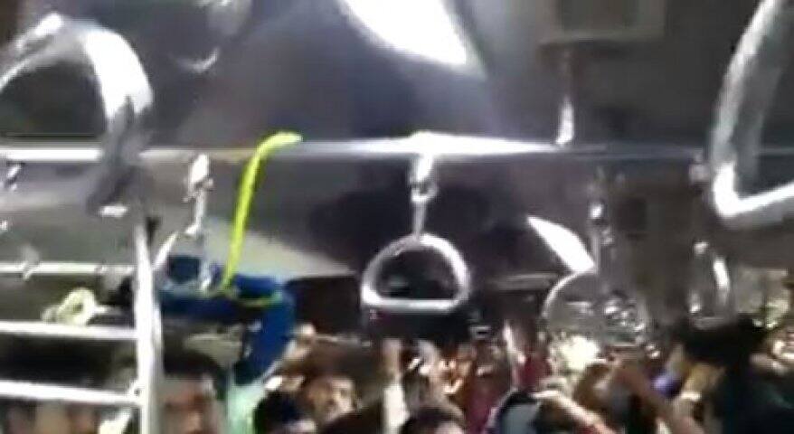 ਰੇਲ ਗੱਡੀ ’ਚ ਸੱਪ ਨੇ ਮਚਾਈ ਦਹਿਸ਼ਤ commuters spot snake inside mumbai local train ਰੇਲ ਗੱਡੀ ’ਚ ਸੱਪ ਨੇ ਮਚਾਈ ਦਹਿਸ਼ਤ