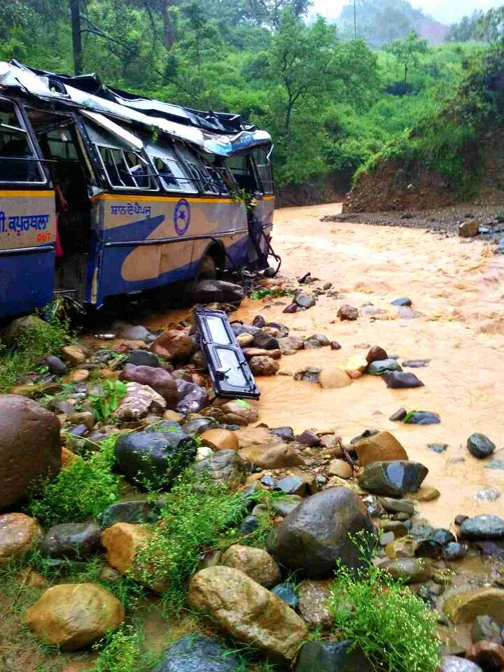 ਹਾਦਸਾ ਚੰਬਾ ਪਠਾਨਕੋਟ ਕੌਮੀ ਸ਼ਾਹਰਾਹ 154A 'ਤੇ ਤੁਨੁਹੱਟੀ ਇਲਾਕੇ ਕੋਲ ਵਾਪਰਿਆ। 