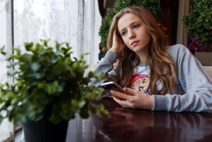  ਡਾ. ਅਗਰਵਾਲ ਨੇ ਸੁਝਾਅ ਦਿੱਤੇ ਕਿ ਸੌਣ ਤੋਂ 30 ਮਿੰਟ ਪਹਿਲਾਂ ਕਿਸੇ ਵੀ ਇਲੈਕਟ੍ਰੋਨਿਕ ਗੈਜੇਟ ਦਾ ਇਸਤੇਮਾਲ ਨਹੀਂ ਕਰਨਾ ਚਾਹੀਦਾ। ਇਸ ਨੂੰ ਇਲੈਕਟ੍ਰੋਨਿਕ ਕਰਫਿਊ ਆਖਦੇ ਹਨ। ਹਫਤੇ ’ਚ ਇੱਕ ਵਾਰ ਪੂਰੇ ਦਿਨ ਲਈ ਸੋਸ਼ਲ ਮੀਡੀਆ ਦੇ ਇਸਤੇਮਾਲ ਤੋਂ ਬਚੋ। ਮੋਬਾਈਲ ਫੋਨ ਦੀ ਵਰਤੋਂ ਸਿਰਫ ਕਾਲ ਕਰਨ ਲਈ ਕਰੋ। ਦਿਨ ਵਿੱਚ ਤਿਨ ਘੰਟੇ ਤੋਂ ਵੱਧ ਕੰਪਿਊਟਰ ਦੀ ਵਰਤੋਂ ਨਾ ਕਰੋ। ਮੋਬਾਈਲ ਦੀ ਵਰਤੋਂ ਵੀ ਦੋ ਘੰਟੇ ਤੋਂ ਵੱਧ ਨਾ ਕਰੋ। 