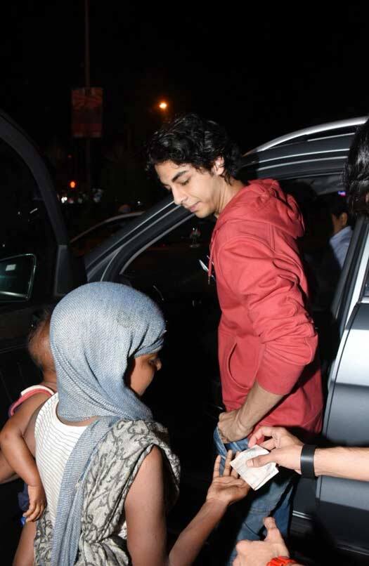 ਕਿੰਗ ਖ਼ਾਨ ਵਾਂਗ ਆਰਿਅਨ ਖ਼ਾਨ ਵੀ ਹੈ ਫਰਾਖ਼ਦਿਲਾ shah-rukh-khans-son-aaryan-khan-toches-begger-on-street ਕਿੰਗ ਖ਼ਾਨ ਵਾਂਗ ਆਰਿਅਨ ਖ਼ਾਨ ਵੀ ਹੈ ਫਰਾਖ਼ਦਿਲਾ