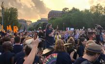 ਆਪਣੀ ਹੀ ਸਰਕਾਰ ਖਿਲਾਫ ਡਟਿਆ ਅਮਰੀਕੀ ਗਾਇਕ, ਵ੍ਹਾਈਟ ਹਾਊਸ ਸਾਹਮਣੇ ਟਰੰਪ ਵਿਰੁੱਧ ਧਰਨਾ