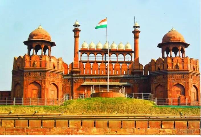 ਤਾਜ ਮਹੱਲ ਦੇ ਨਾਲ ਨਾਲ ਅੱਠ ਹੋਰ ਇਤਿਹਾਸਕ ਇਮਾਰਤਾਂ ਨੂੰ ਵੇਖਣ ਲਈ ਲੱਗਦੀ ਫੀਸ ਵੀ ਵਧਾਈ ਗਈ ਹੈ। ਇਨ੍ਹਾਂ ਵਿੱਚ ਲਾਲ ਕਿਲ੍ਹਾ ਤੇ ਕੁਤੁਬ ਮੀਨਾਰ ਵੀ ਸ਼ਾਮਲ ਹਨ।