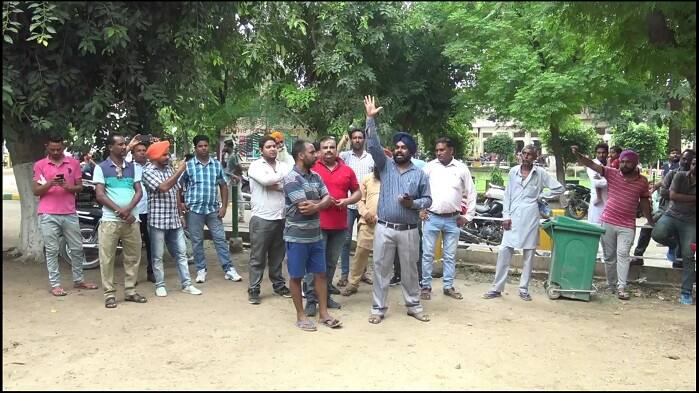 ਮੌਕੇ 'ਤੇ ਪੁੱਜੇ ਫਰੀਦਕੋਟ ਦੇ ਡੀਐਸਪੀ ਪਲਵਿੰਦਰ ਸਿੰਘ ਨੇ ਦੱਸਿਆ ਕਿ ਸਕੂਲ ਦੀ ਫੀਸ ਨੂੰ ਲੈ ਕੇ ਇਹ ਲੋਕ ਸਰਕਾਰੀ ਹਸਪਤਾਲ ਦੀ ਪਾਣੀ ਦੀ ਟੈਂਕੀ 'ਤੇ ਚੜ੍ਹੇ ਹਨ। ਇਨ੍ਹਾਂ ਨਾਲ ਗੱਲ ਕੀਤੀ ਜਾ ਰਹੀ ਹੈ। 