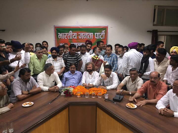 ਅਕਾਲੀ ਦਲ ਤੋਂ ਬਾਅਦ ਹੰਸ ਕਾਂਗਰਸ ਵਿੱਚ ਸ਼ਾਮਲ ਹੋ ਗਏ ਤੇ ਵਿਧਾਨ ਸਭਾ ਚੋਣਾਂ ਤੋਂ ਪਹਿਲਾਂ ਹੀ ਬੀਜੇਪੀ ਵਿੱਚ ਚਲੇ ਗਏ।