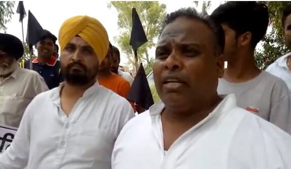 ਉਨ੍ਹਾਂ ਕਿਹਾ ਕਿ ਉਹ ਪੰਜਾਬ ਤੇ ਪੰਜਾਬੀਅਤ ਦੇ ਮੁੱਦਿਆਂ ਨੂੰ ਭੁੱਲ ਸਿਰਫ ਆਪਣੀ ਕੁਰਸੀ ਦੀ ਲੜਾਈ ਲੜ ਰਹੇ ਹਨ।