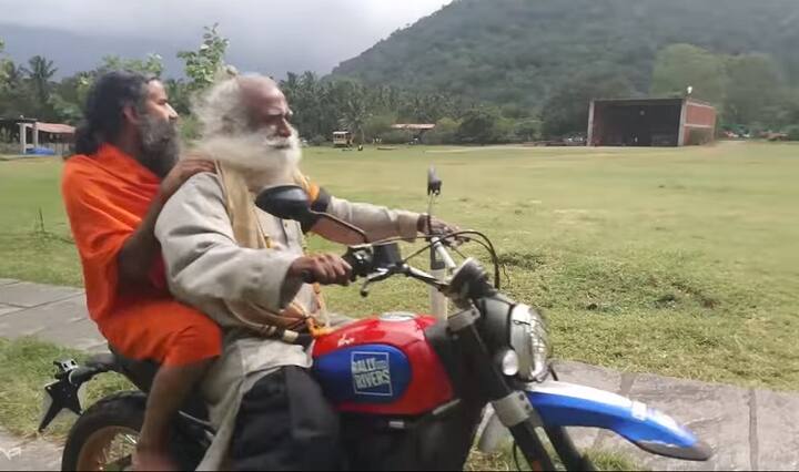 ਰਾਮਦੇਵ ਨੇ ਇਹ ਗੱਲ ਮੋਟਰਸਾਈਕਲ 'ਤੇ ਸਦਗੁਰੂ ਜੱਗੀ ਵਾਸੁਦੇਵ ਨੂੰ ਡਿੱਗਣ ਡਰੋਂ ਘੁੱਟ ਕੇ ਫੜ ਕੇ ਬੈਠਣ ਨਾਲ ਜੋੜ ਕੇ ਦੱਸੀ। 