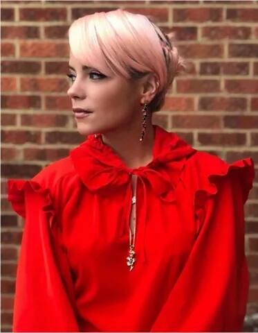 ਪੌਪ ਸਿੰਗਰ ਲਿਲੀ ਐਲਨ ਇੱਕ ਬ੍ਰਿਟਿਸ਼ਰ ਹੈ। ਖਾਸ ਗੱਲ ਇਹ ਹੈ ਕਿ ਉਹ ਗੀਤਕਾਰ ਤੇ ਟੀਵੀ ਪ੍ਰੇਜ਼ੇਂਟੇਟਰ ਵਜੋਂ ਵੀ ਫੇਮਸ ਹੈ।