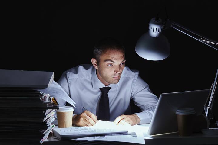 ਇੱਕ ਨਵੀਂ ਖੋਜ ਵਿੱਚ ਇਸ ਦਾ ਖੁਲਾਸਾ ਹੋਇਆ ਹੈ ਕਿ ਓਵਰ ਟਾਈਮ ਨਾਲ ਨਿੱਜੀ ਸਬੰਧਾਂ ਵਿੱਚ ਤਣਾਅ ਪੈਦਾ ਹੋ ਸਕਦਾ ਹੈ। ਅਜਿਹਾ ਇਸ ਲਈ ਕਿਉਂਕਿ ਲੋਕ ਘਰਾਂ ਵਿੱਚ ਦਫਤਰ ਦਾ ਕੰਮ ਲੈ ਆਉਂਦੇ ਹਨ ਜਿਸ ਕਾਰਨ ਉਨ੍ਹਾਂ ਨੂੰ ਘਰ ਦੇ ਬਾਕੀ ਕੰਮ ਕਰਨ ਵਿੱਚ ਕਾਫੀ ਮੁਸ਼ਕਲਾਂ ਆਉਂਦੀਆਂ ਹਨ।
