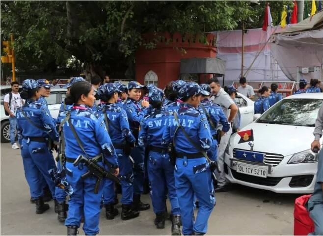 ਪੂਰੇ ਇਲਾਕੇ ਦੀ ਨਿਗਰਾਨੀ ਲਈ ਇੱਕ ਹਜ਼ਾਰ ਤੋਂ ਵੱਧ CCTV ਕੈਮਰੇ ਲਾਏ ਗਏ ਹਨ। ਪੀਐਮ ਮੋਦੀ ਦੀ ਸੁਰੱਖਿਆ ਦੇ ਮੱਦੇਨਜ਼ਰ 250 ਤੋਂ ਵੱਧ ਕੈਮਰੇ ਲਾਲ ਕਿਲ੍ਹੇ ਤੇ ਉਸ ਦੇ ਆਸਪਾਸ ਲਾਏ ਗਏ ਹਨ।