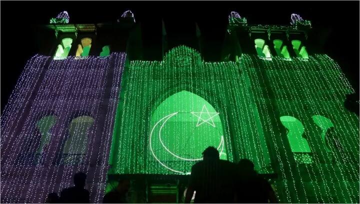 ਗਵਾਂਢੀ ਮੁਲਕ ਪਾਕਿਸਤਾਨ 14 ਅਗਸਤ,1947 ਨੂੰ ਆਜ਼ਾਦ ਹੋਇਆ ਸੀ ਜਦਕਿ ਭਾਰਤ 15 ਅਗਸਤ, 1947 ਨੂੰ ਆਜ਼ਾਦ ਹੋਇਆ ਸੀ।