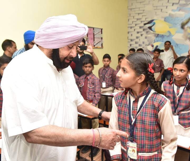ਮੁੱਖ ਮੰਤਰੀ ਨੇ ਦੱਸਿਆ ਕਿ ਇਨ੍ਹਾਂ ਸਮਾਰਟ ਜਮਾਤਾਂ ਤੋਂ ਇਲਾਵਾ ਸਰਕਾਰ ਵੱਲੋਂ ਅਜਿਹੇ ਸਕੂਲਾਂ ਦੀਆਂ ਛੱਤਾਂ ’ਤੇ ਸੌਰ ਊਰਜਾ ਪਲਾਂਟ ਵੀ ਸਥਾਪਤ ਕੀਤੇ ਜਾਣਗੇ। 