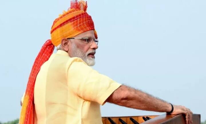 ਸਾਲ 2017 ਵਿੱਚ ਮੋਦੀ ਨੇ ਉਨਾਭੀ ਤੇ ਪੀਲੇ ਰੰਗ ਦੇ ਮੇਲ ਵਾਲੀ ਪੱਗ ਬੰਨ੍ਹ ਕੇ ਲਾਲ ਕਿਲ੍ਹੇ ਦੀ ਫ਼ਸੀਲ 'ਤੇ ਦੇਸ਼ ਦਾ ਕੌਮੀ ਝੰਡਾ ਝੁਲਾਇਆ ਸੀ। 