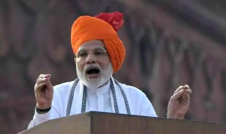 ਪਰ ਇਸ ਵਾਰ ਯਾਨੀ ਸਾਲ 2018 ਦੇ ਆਜ਼ਾਦੀ ਦਿਹਾੜੇ ਮੌਕੇ ਭਗਵੇ ਰੰਗ ਦਾ ਸਾਫ਼ਾ ਬੰਨ੍ਹਿਆ। ਲਾਲ ਕਿਲ੍ਹੇ ਜਾ ਕੇ ਤਿਰੰਗਾ ਲਹਿਰਾਉਣ ਤੋਂ ਪਹਿਲਾਂ ਮੋਦੀ ਨੇ ਰਾਜਘਾਟ ਜਾ ਕੇ ਮਹਾਤਮਾ ਗਾਂਧੀ ਨੂੰ ਸ਼ਰਧਾਂਜਲੀ ਦਿੱਤੀ ਤੇ ਫਿਰ ਲਾਲ ਕਿਲ੍ਹੇ ਜਾ ਕੇ ਪਰੇਡ ਤੋਂ ਸਲਾਮੀ ਲਈ। 