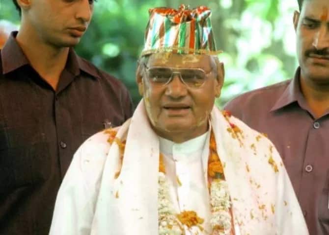 ਸਾਲ 1994 ਵਿੱਚ ਵਾਜਪਾਈ ਨੂੰ ਲੋਕਮਾਨਿਆ ਤਿਲਕ ਐਵਾਰਡ ਨਾਲ ਸਨਮਾਨਿਆ ਗਿਆ।
