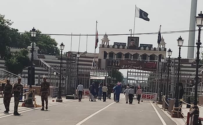  ਪਾਕਿਸਤਾਨ ਰਵਾਨਾ ਹੋਣ ਤੋਂ ਪਹਿਲਾਂ ਪੱਤਰਕਾਰਾਂ ਨਾਲ ਗੱਲਬਾਤ ਕਰਦਿਆਂ ਕੈਬਨਿਟ ਮੰਤਰੀ ਨਵਜੋਤ ਸਿੰਘ ਸਿੱਧੂ ਨੇ ਇਮਰਾਨ ਖਾਨ ਦੀਆਂ ਸਿਫ਼ਤਾਂ ਦੇ ਪੁਲ ਬੰਨ੍ਹੇ ਤੇ ਕਿਹਾ ਕਿ ਉਹ ਭਾਈਚਾਰਕ ਸਾਂਝ ਨੂੰ ਲੈ ਕੇ ਪਾਕਿਸਤਾਨ ਜਾ ਰਹੇ ਹਨ ਤੇ ਆਸ ਕਰਦੇ ਹਨ ਕਿ ਦੋਵਾਂ ਦੇਸ਼ਾਂ ਦੇ ਸਬੰਧ ਮਜ਼ਬੂਤ ਹੋਣ।