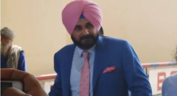 ਅੰਮ੍ਰਿਤਸਰ: ਪੰਜਾਬ ਦੇ ਕੈਬਨਿਟ ਮੰਤਰੀ ਤੇ ਸਾਬਕਾ ਭਾਰਤੀ ਕ੍ਰਿਕਟਰ ਨਵਜੋਤ ਸਿੰਘ ਸਿੱਧੂ ਅੱਜ ਵਾਹਘਾ ਸਰਹੱਦ ਰਾਹੀਂ ਪਾਕਿਸਤਾਨ ਲਈ ਰਵਾਨਾ ਹੋ ਗਏ। ਦੁਪਹਿਰ ਕਰੀਬ ਢਾਈ ਵਜੇ ਨਵਜੋਤ ਸਿੱਧੂ ਅਟਾਰੀ ਪੁੱਜੇ ਤੇ ਕਾਗਜ਼ੀ ਕਾਰਵਾਈ ਮੁਕੰਮਲ ਕਰਨ ਤੋਂ ਬਾਅਦ ਤਿੰਨ ਵਜੇ ਦੇ ਕਰੀਬ ਪਾਕਿਸਤਾਨੀ ਸਰਹੱਦ ਵਿੱਚ ਦਾਖਲ ਹੋਏ। ਯਾਦ ਰਹੇ ਬੀਜੇਪੀ ਤੇ ਸ਼ਿਵ ਸੈਨਾ ਦੇ ਕਈ ਲੀਡਰ ਸਿੱਧੂ ਦੇ ਇਸ ਫੈਸਲੇ ਦਾ ਵਿਰੋਧ ਕਰ ਰਹੇ ਹਨ।