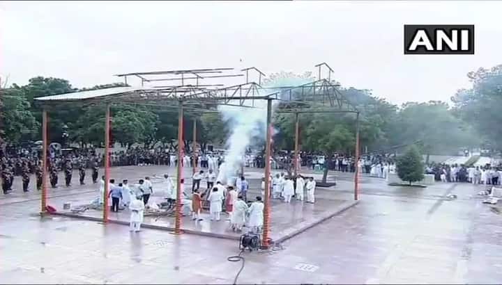 ਵੇਖੋ ਸਸਕਾਰ ਦੀਆਂ ਹੋਰ ਤਸਵੀਰਾਂ।