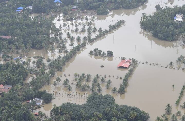 ਸੂਬੇ ਦਾ ਵੱਡਾ ਹਿੱਸਾ ਪਾਣੀ ਹੇਠ ਡੁੱਬ ਗਿਆ ਹੈ। ਮਾਨਸੂਨੀ ਮੀਂਹ ਨਾਲ ਇਹ ਸੂਬਾ ਬੇਹੱਦ ਪ੍ਰਭਾਵਿਤ ਹੋਇਆ ਹੈ। 50 ਹਜ਼ਾਰ ਤੋਂ ਵੱਧ ਪਰਿਵਾਰਾਂ ਦੇ 2.23 ਲੱਖ ਲੋਕ ਨੂੰ ਰਾਹਤ ਘਰਾਂ ਵਿੱਚ ਪਨਾਹ ਦਿੱਤੀ ਗਈ ਹੈ। ਇੱਥੇ ਰਹਿ ਰਹੇ ਲੋਕਾਂ ਨੇ ਪਾਣੀ ਦੀ ਕਮੀ ਦੀ ਸ਼ਿਕਾਇਤ ਕੀਤੀ ਹੈ। ਕੇਰਲ ਵਿੱਚ ਮੀਂਹ ਨਾਲ ਹੁਣ ਤਕ 324 ਮੌਤਾਂ ਹੋ ਗਈਆਂ ਹਨ। ਕੇਰਲ ਵਿੱਚ ਰਾਹਤ ਕਾਰਜ ਜ਼ੋਰਾਂ ’ਤੇ ਚੱਲ ਰਹੇ ਹਨ। ਮਹਿਲਾਵਾਂ, ਬੱਚਿਆਂ ਚੇ ਬਜ਼ੁਰਗਾਂ ਸਣੇ ਸੈਂਕੜੇ ਲੋਕ ਅਜਿਹੀਆਂ ਥਾਵਾਂ ’ਤੇ ਫਸੇ ਹਨ ਜਿੱਥੇ ਕਿਸ਼ਤੀ ਲੈ ਜਾਣਾ ਮੁਸ਼ਕਲ ਹੈ। ਇਨ੍ਹਾਂ ਲੋਕਾਂ ਨੂੰ ਰੱਖਿਆ ਮੰਤਰਾਲੇ ਦੀ ਮਦਦ ਨਾਲ ਹੈਲੀਕਾਪਟਰਾਂ ਰਾਹੀਂ ਬਚਾਇਆ ਜਾ ਰਿਹਾ ਹੈ।