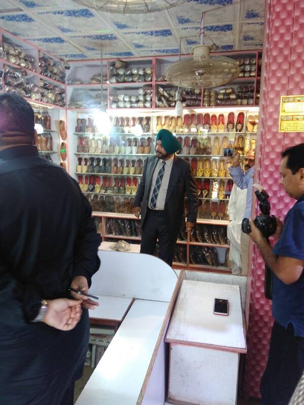 ਸਿੱਧੂ ਨੇ ਪਾਕਿਸਤਾਨ ਦੇ ਮਸ਼ਹੂਰ ਬਾਜ਼ਾਰ ਅਨਾਰਕਲੀ ਵਿੱਚ ਖਰੀਦੋ ਫਰੋਖ਼ਤ ਕੀਤੀ।