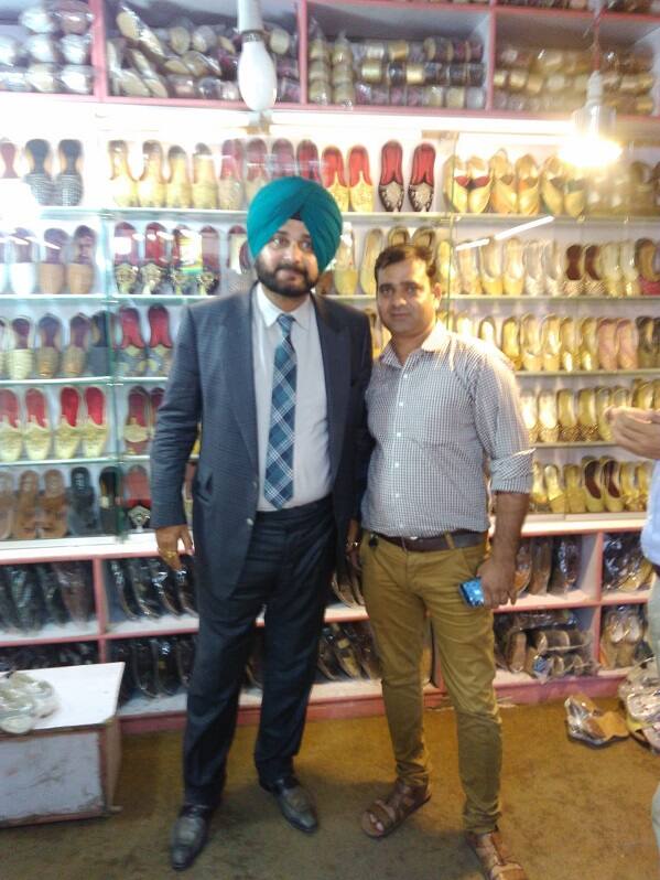 ਸਿੱਧੂ ਅੱਜ ਵਾਹਘਾ ਸਰਹੱਦ ਰਾਹੀਂ ਅਟਾਰੀ ਹੁੰਦਿਆਂ ਹੋਇਆਂ ਅੰਮ੍ਰਿਤਸਰ ਪਹੁੰਚੇ।