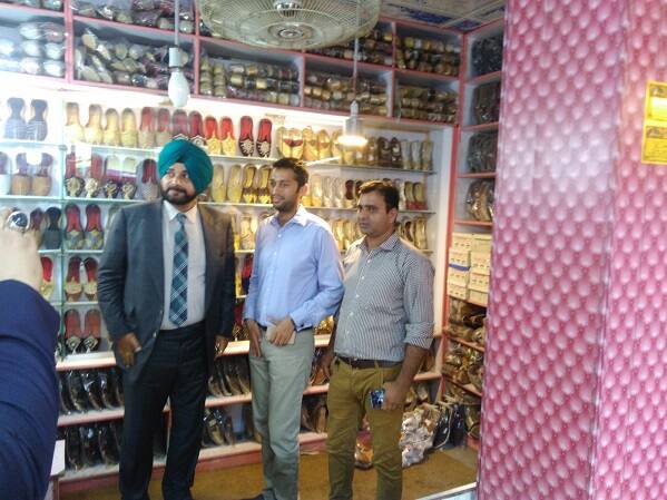  ਸਿੱਧੂ ਦਾ ਪਾਕਿਸਤਾਨੀ ਸੈਨਾ ਦੇ ਚੀਫ ਨੂੰ ਗਲੇ ਮਿਲਣਾ ਵਿਰੋਧੀਆਂ ਦੇ ਗਲੇ 'ਚੋਂ ਨਾ ਉੱਤਰ ਸੱਕਿਆ। ਇਸਦੇ ਚੱਲਦਿਆਂ ਸਿੱਧੂ ਦਾ ਤਿੱਖਾ ਵਿਰੋਧ ਕੀਤਾ ਗਿਆ। ਦੱਸ ਦੇਈਏ ਕਿ ਨਵਜੋਤ ਸਿੱਧੂ ਦੀ ਇਹ ਪਾਕਿਸਤਾਨ ਫੇਰੀ ਉਨ੍ਹਾਂ ਦੇ ਸ਼ਾਇਰਾਨਾ ਅੰਦਾਜ਼ ਤੇ ਕੁਝ ਵਿਵਾਦਾਂ ਕਾਰਨ ਸੁਰਖੀਆਂ ਵਿੱਚ ਰਹੀ।