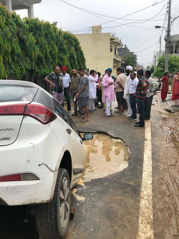 ਇਸ ਤੋਂ ਬਾਅਦ ਕ੍ਰੇਨ ਦੀ ਮਦਦ ਨਾਲ ਗੱਡੀ ਕੱਢੀ ਗਈ।