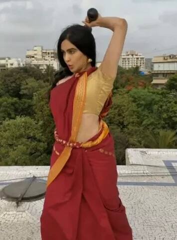  ਇਸ ਦੌਰਾਨ ਉਸ ਨੇ ਲਾਲ ਰੰਗ ਦੀ ਸਾੜੀ ਪਾਈ ਸੀ।