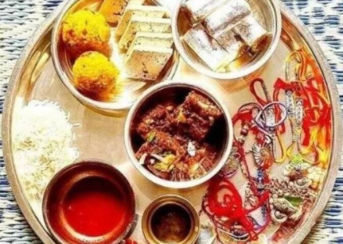 ਰੱਖੜੀ ਦੇ ਪਵਿੱਤਰ ਤਿਉਹਾਰ ’ਤੇ ਭੈਣਾਂ ਆਪਣੇ ਭਰਾਵਾਂ ਦੇ ਹੱਥ ’ਤੇ ਰੱਖੜੀ ਬੰਨ੍ਹ ਕੇ ਉਨ੍ਹਾਂ ਲਈ ਕਾਮਨਾ ਕਰਦੀਆਂ ਹਨ। ਇਸ ਨਾਲ ਉਨ੍ਹਾਂ ਦਾ ਰਿਸ਼ਤਾ ਹੋਰ ਮਜ਼ਬੂਤ ਹੁੰਦਾ ਹੈ।