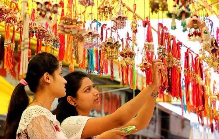 ਰੱਖੜੀ ਬੰਨ੍ਹਣ ਦੇ ਸ਼ੂਭ ਸਮੇਂ ਨੂੰ ਅਭਿਜੀਤ ਕਾਲ ਕਿਹਾ ਜਾਂਦਾ ਹੈ ਜੋ ਸਵੇਰੇ 11:57 ਤੋਂ ਦੁਪਹਿਰ 12:48 ਤਕ ਰਹੇਗਾ।