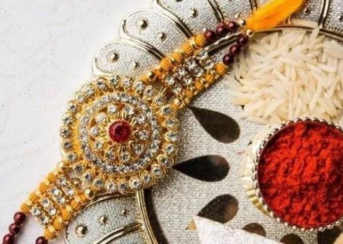 ਮਾਹਰਾਂ ਦਾ ਕਹਿਣਾ ਹੈ ਕਿ ਵਿਸ਼ੇਸ਼ ਤੇ ਸਹੀ ਸਮੇਂ ’ਤੇ ਰੱਖੜੀ ਬੰਨ੍ਹਣੀ ਚਾਹੀਦੀ ਹੈ। 