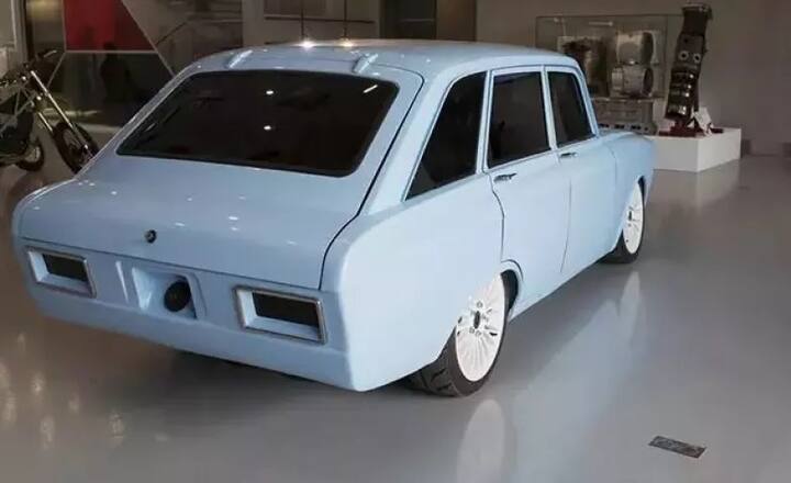 ਕੰਪਨੀ ਦੀ ਵੈੱਬਸਾਈਟ ’ਤੇ ਕਿਹਾ ਗਿਆ ਹੈ ਕਿ ਇਹ ਮਾਡਲ ਸੋਵੀਅਤ ਹੈਚਬੈਕ ਦੇ 1970 ਮਾਡਲ 'Izh-Kombi' ਵਾਂਗ ਹੋਏਗੀ।