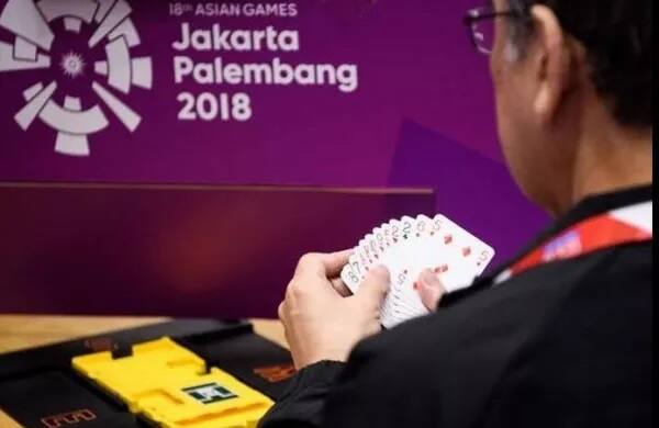 ਏਸ਼ੀਅਨ ਖੇਡਾਂ 'ਚ ਪਹਿਲੀ ਵਾਰ ਸ਼ਾਮਿਲ ਕੀਤੀ ਗਈ ਤਾਸ਼ ਦੀ ਖੇਡ ਬ੍ਰਿਜ 'ਚ ਭਾਰਤੀ ਟੀਮ ਸੈਮੀਫਾਇਨਲ 'ਚ ਹਾਰ ਗਈ। ਹਾਲਾਂਕਿ ਭਾਰਤ ਦੇ ਪੁਰਸ਼ ਤੇ ਮਿਕਸਡ ਟੀਮ ਬ੍ਰਾਊਂਜ਼ ਜਿੱਤਣ 'ਚ ਕਾਮਯਾਬ ਰਹੀ। ਪੁਰਸ਼ ਟੀਮ ਨੂੰ ਸਿੰਗਾਪੁਰ ਜਦਕਿ ਮਿਕਸਡ ਟੀਮ ਨੂੰ ਥਾਇਲੈਂਡ ਖਿਲਾਫ ਹਾਰ ਦਾ ਸਾਹਮਣਾ ਕਰਨਾ ਪਿਆ। ਜ਼ਿਕਰਯੋਗ ਹੈ ਕਿ 18ਵੀਆਂ ਏਸ਼ੀਅਨ ਖੇਡਾਂ 'ਚ ਭਾਰਤ ਹੁਣ ਤੱਕ 9ਵੇਂ ਸਥਾਨ 'ਤੇ ਹੈ। ਭਾਰਤ ਦੇ ਕੁੱਲ 36 ਮੈਡਲ ਹੋ ਗਏ ਜਿੰਨਾਂ 'ਚ 7 ਗੋਲਡ, 10 ਸਿਲਵਰ ਤੇ 19 ਬ੍ਰਾਊਂਜ਼ ਸ਼ਾਮਿਲ ਹਨ।