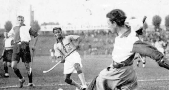 19 ਅਗਸਤ, 1905 ਵਿੱਚ ਜਨਮੇ ਮੇਜਰ ਧਿਆਨ ਚੰਦ ਦੇ ਜੀਵਨ ਵਿੱਚ ਅਜਿਹੇ ਕਈ ਮੌਕੇ ਆਏ ਜਦੋਂ ਪੂਰੇ ਦੇਸ਼ ਨੂੰ ਉਨ੍ਹਾਂ ਦੇ ਮਾਣ ਹੋਇਆ। 1936 ਵਿੱਚ ਬਰਲਿਨ ਓਲੰਪਿਕ ਖੇਡਾਂ ’ਚ ਸੋਨ ਤਗ਼ਮਾ ਜਿੱਤਣ ਵਾਲੀ ਭਾਰਤੀ ਹਾਕੀ ਟੀਮ ਦੀ ਅਗਵਾਈ ਕਰਨ ਤੋਂ ਪਹਿਲਾਂ ਧਿਆਨ ਚੰਦ ਨੇ 1928 ਵਿੱਚ ਲਾਸ ਏਂਜਲਸ ਵਿੱਚ ਵੀ ਟੀਮ ਦੀ ਅਗਵਾਈ ਕੀਤੀ ਸੀ। ਭਾਰਤ ਨੇ 1928 ਤੇ 1932 ਓਲੰਪਿਕ ਵਿੱਚ ਵੀ ਸੋਨ ਤਗ਼ਮੇ ਜਿੱਤੇ ਸੀ।
