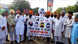 ਬੇਅਦਬੀ ਕਾਂਡ 'ਚ ਨਾਂ ਆਉਣ ਮਗਰੋਂ ਬਾਦਲ ਖਿਲਾਫ ਰੋਹ, ਪੂਤਲੇ ਫੂਕੇ