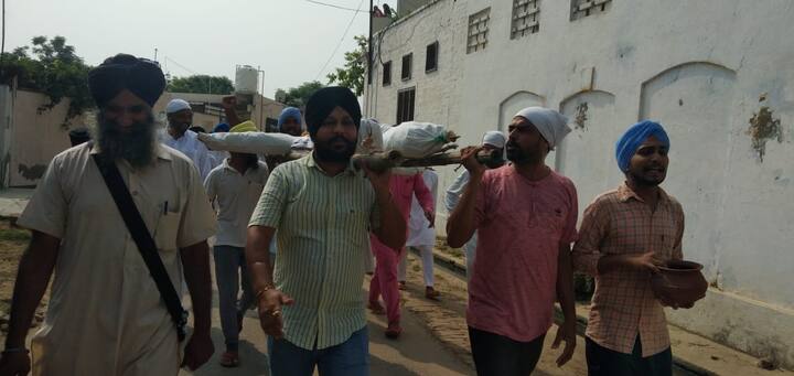 ਰੋਹ ਵਿੱਚ ਆਏ ਲੋਕ ਹੱਥਾਂ ਵਿੱਚ ਪਸ਼ੂਆਂ ਦਾ ਗੋਹਾ ਪਲਾਸਟਿਕ ਦੇ ਲਿਫਾਫਿਆਂ ਵਿੱਚ ਭਰ ਕੇ ਖੜ੍ਹੇ ਸੀ।