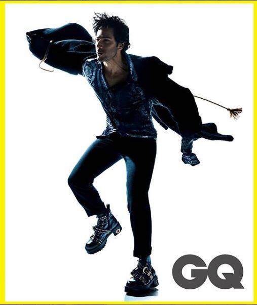 ਆਪਣੇ ਕਾਤਲਾਨਾ ਅੰਦਾਜ਼ ਨਾਲ ਕੁੜੀਆਂ ਨੂੰ ਦੀਵਾਨਾ ਬਣਾ ਰਹੇ ਵਰੁਣ ਧਵਨ ਬਲੈਕ-ਗੋਲਡ ਪੈਚ ਵਰਕ ਜੈਕੇਟ `ਚ ਕੂਲ ਨਜ਼ਰ ਆ ਰਹੇ ਹਨ ਅਤੇ ਮੌਜੀ ਦੇ ਸਾਦੀ ਦਿੱਖ ਵਿੱਚੋਂ ਨਿਕਲ ਕੇ ਮੌਜੀ ਦਾ ਇਹ ਅੰਦਾਜ਼ ਮੁੰਡੇ ਜ਼ਰੂਰ ਕਾਪੀ ਕਰਨ ਦੀ ਕੋਸ਼ੀਸ਼ ਕਰਨਗੇ।