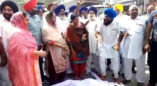 ਬੇਅਦਬੀ ਅਤੇ ਗੋਲ਼ੀਕਾਂਡਾਂ 'ਤੇ ਵਿਧਾਨ ਸਭਾ ਵਿੱਚੋਂ ਵਾਕਆਊਟ ਕਰ ਨਮੋਸ਼ੀ ਖੱਟਣ ਵਾਲੇ ਸ਼੍ਰੋਮਣੀ ਅਕਾਲੀ ਦਲ ਨੇ ਅੱਜ ਪੂਰੇ ਪੰਜਾਬ ਵਿੱਚ ਸਰਕਾਰ ਅਤੇ ਮੁਤਵਾਜ਼ੀ ਜਥੇਦਾਰਾਂ ਜਥੇਦਾਰਾਂ ਵਿਰੁੱਧ ਆਪਣੀ ਭੜਾਸ ਕੱਢੀ ਹੈ। ਪਾਰਟੀ ਹੁਕਮਰਾਨਾਂ ਤੋਂ ਨਿਰਦੇਸ਼ ਪਾ ਕੇ ਅਕਾਲੀ ਲੀਡਰਾਂ ਨੇ ਪੂਰੇ ਪੰਜਾਬ ਵਿੱਚ ਪੁਤਲੇ ਫੂਕ ਮੁਜ਼ਾਹਰੇ ਕੀਤੇ।