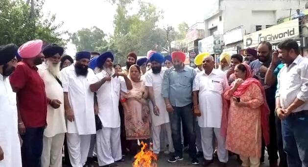  ਜ਼ਿਕਰਯੋਗ ਹੈ ਕਿ ਅਕਾਲੀ ਦਲ ਵਿਧਾਨ ਸਭਾ ਵਿੱਚ ਜਸਟਿਸ ਰਣਜੀਤ ਸਿੰਘ ਕਮਿਸ਼ਨ ਦੀ ਰਿਪੋਰਟ 'ਤੇ ਬਹਿਸ ਵਿੱਚ ਹਿੱਸਾ ਨਾ ਲੈ ਕੇ ਬੈਕਫੁੱਟ 'ਤੇ ਚਲਾ ਗਿਆ ਹੈ।
