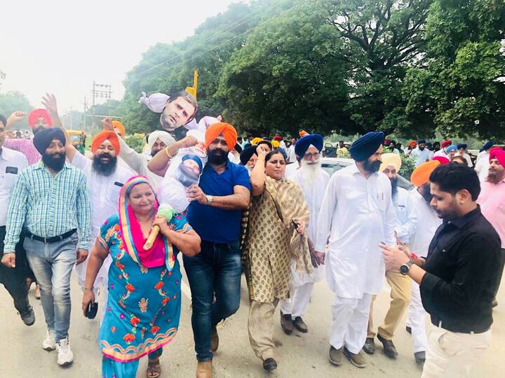 ਸ਼੍ਰੋਮਣੀ ਅਕਾਲੀ ਦਲ ਨੇ ਆਪਣੇ ਪੂਰੇ ਪੰਜਾਬ ਵਿੱਚ ਉਲੀਕੇ ਰੋਸ ਪ੍ਰਦਰਸ਼ਨਾਂ ਤਹਿਤ ਮੁਹਾਲੀ ਵਿੱਚ ਵੀ ਰੋਸ ਪ੍ਰਦਰਸ਼ਨ ਕੀਤਾ। ਜਿੱਥੇ ਪੰਜਾਬ ਦੇ ਹੋਰਨਾਂ ਹਿੱਸਿਆਂ ਵਿੱਚ ਅਕਾਲੀ ਦਲ ਦੇ ਨਵੇਂ ਤੇ ਨੌਜਵਾਨ ਆਗੂਆਂ ਨੇ ਪ੍ਰਦਰਸ਼ਨ ਕੀਤਾ, ਉੱਥੇ ਮੁਹਾਲੀ ਵਿੱਚ ਸੀਨੀਅਰ ਅਕਾਲੀ ਆਗੂ ਪ੍ਰੋ. ਪ੍ਰੇਮ ਸਿੰਘ ਚੰਦੂਮਾਜਰਾ ਪਿੜ ਵਿੱਚ ਨਿੱਤਰੇ। ਚੰਦੂਮਾਜਰਾ ਨੇ ਕਾਂਗਰਸ ਸਰਕਾਰ ਦਾ ਪੁਤਲਾ ਫੂਕ ਰੋਸ ਜਤਾਇਆ। 