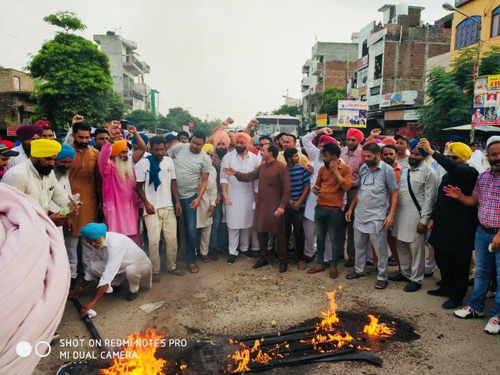 ਖਹਿਰਾ ਧੜ੍ਹੇ ਨੇ ਬਹਿਬਲ ਕਲਾਂ ਗੋਲ਼ੀਕਾਂਡ ਸਬੰਧੀ ਬਾਦਲਾਂ ਖਿਲਾਫ ਰੋਸ ਪ੍ਰਦਰਸ਼ਨ ਕਰਦਿਆਂ ਉਨ੍ਹਾਂ ਦੇ ਪੁਤਲੇ ਫੂਕੇ। 