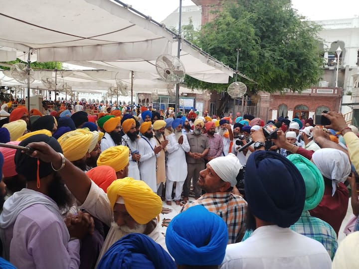 ਮੋਗਾ ਤੋਂ ਵੱਡੀ ਗਿਣਤੀ ਵਿੱਚ ਸਿੱਖ ਜਥੇਬੰਦੀਆਂ ਨੇ ਵੱਡੇ ਕਾਫ਼ਲੇ ਦੇ ਰੂਪ ਵਿੱਚ ਅੰਮ੍ਰਿਤਸਰ ਪਹੁੰਚ ਕੇ ਸ਼੍ਰੋਮਣੀ ਕਮੇਟੀ ਨੂੰ ਸਿੱਖਾਂ ਦੀ ਸਿਰਮੌਰ ਸੰਸਥਾ ਹੋਣ ਦੇ ਨਾਤੇ ਆਪਣੀ ਸਹੀ ਕਾਰਗੁਜ਼ਾਰੀ ਨਾ ਕਰਨ 'ਤੇ ਲਾਹਣਤਾਂ ਪਾਈਆਂ। 