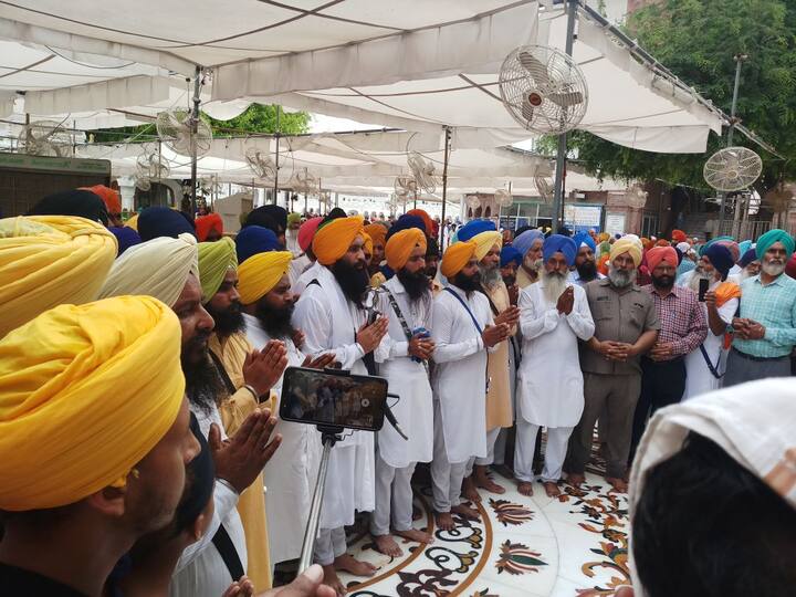 ਸਿੱਖ ਜਥੇਬੰਦੀਆਂ ਨੇ ਸ੍ਰੀ ਅਕਾਲ ਤਖ਼ਤ ਸਾਹਿਬ ਪਹੁੰਚ ਕੇ ਅਰਦਾਸ ਕੀਤੀ ਤੇ ਬਾਦਲ ਪਰਿਵਾਰ ਤੇ ਐਸਜੀਪੀਸੀ ਵਿਰੁੱਧ ਰੋਸ ਭਰੇ ਨਾਅਰਿਆਂ ਨਾਲ ਲਿਖਤ ਤਖ਼ਤੀਆਂ ਵੀ ਵਿਖਾਈਆਂ। 