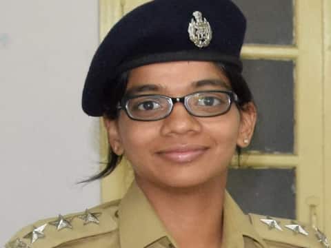 DCP ਪਿਤਾ ਤੇ IPS ਧੀ ਪਹਿਲੀ ਵਾਰ ਆਹਮੋ-ਸਾਹਮਣੇ, ਪਿਤਾ ਨੇ ਧੀ ਨੂੰ ਕੀਤਾ ਸਲਿਊਟ DCP ਪਿਤਾ ਤੇ IPS ਧੀ ਪਹਿਲੀ ਵਾਰ ਆਹਮੋ-ਸਾਹਮਣੇ, ਪਿਤਾ ਨੇ ਧੀ ਨੂੰ ਕੀਤਾ ਸਲਿਊਟ