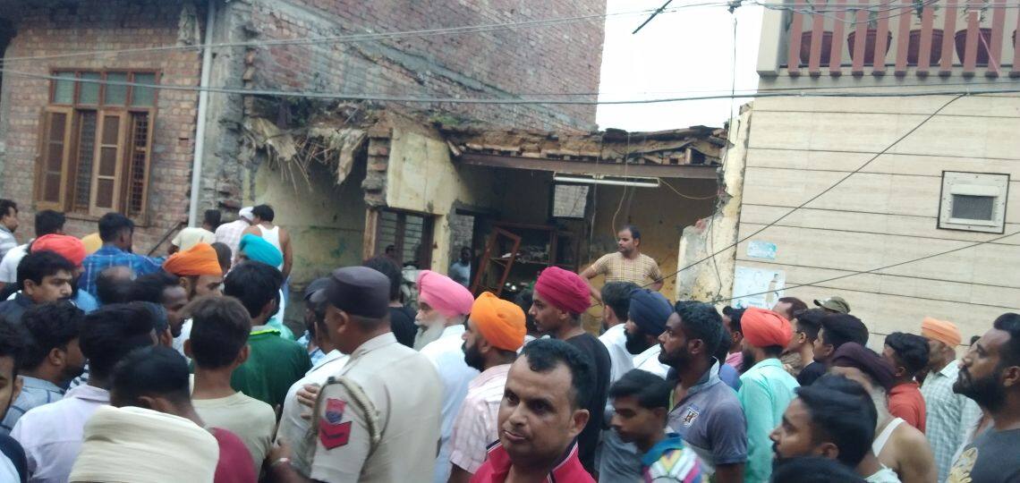 ਪਟਾਕਿਆਂ ਦੀ ਨਾਜਾਇਜ਼ ਫੈਕਟਰੀ ’ਚ ਧਮਾਕਾ, ਬੱਚੇ ਸਣੇ ਛੇ ਜ਼ਖ਼ਮੀ